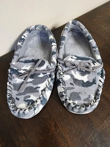 Bearpaw Youth Sawyer II Slip-on Moccasin Slippers Gray Camo - Picture 1 of 16