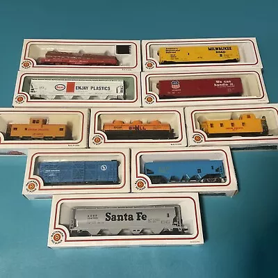 Vintage Bachmann HO Scale Train and Box Cars , LOT OF 10 - Image 1 of 4
