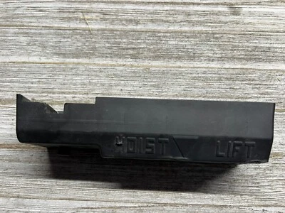 PLYMOUTH PROWLER 1997-02 SOPORTE ELEVADOR ELEVADOR GATO PLÁSTICO DELANTERO IZQUIERDO/SOPORTE Foto 1 de 4