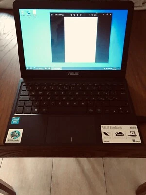 Asus  EEEBOOK X 205TA in ottime condizioni - Immagine 1 di 4