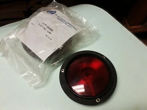 NEW IN FACTORY PACKAGE K-D Lamp Company Red Brake Tail Stop Light 767-2655  - Bild 1 von 2