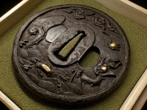TSUBA Espada Katana Edo Era Hierro Ola Dragón Flor Japonesa Antigua con Caja - Imagen 1 de 8