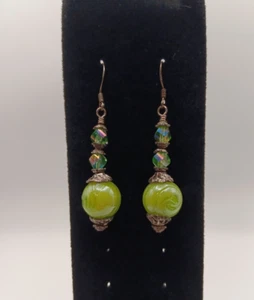 Pendientes llamativos hechos a mano de 2 pulgadas de largo con cuentas redondas de vidrio multicolor - Imagen 1 de 5