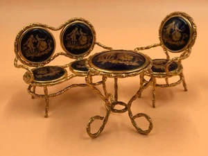 Limoges Fragonard Porzellan Frankreich Miniatur Möbelset mit Hofpaar. - Bild 1 von 10