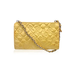 Auténtico bolso Chanel amarillo charol en relieve símbolos de la suerte - Imagen 1 de 6