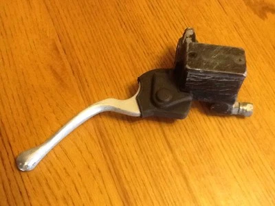 ГЛАВНЫЙ ЦИЛИНДР ПЕРЕДНЕГО ТОРМОЗА HONDA 83-84 XR500R И ОРИГИНАЛЬНЫЙ РЫЧАГ HONDA - Изображение 1 из 4