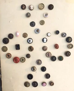 EXCEPTIONAL CARD OF 42 SMALL ANTIQUE HEAD BUTTONS - Picture 1 of 5