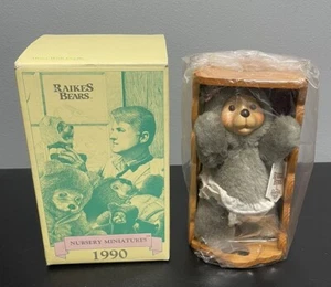 1990 Brandneu im Karton Räikes Bären Kinderzimmer Miniaturen Alison mit versiegelter Wiege - Bild 1 von 12