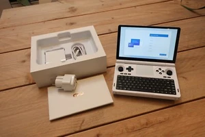 GPD WIN Mini 2025 Handheld Gaming PC AMD Ryzen AI9 HX370 32GB RAM, 2TB SSD White - Afbeelding 1 van 4
