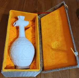 Feiner signierter Blanc de Chine figürlicher Vogelkrug in Box - Bild 1 von 10