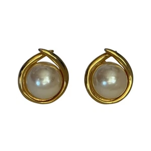 Impresionantes pendientes de clip vintage de perlas de imitación tono dorado inspirados en el diseñador de joyería - Imagen 1 de 6