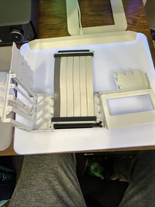 Lian Li Universal 4 Slots Vertical GPU Kit with Gen 4 Riser VG4-4W White Ful/Mid - Afbeelding 1 van 5
