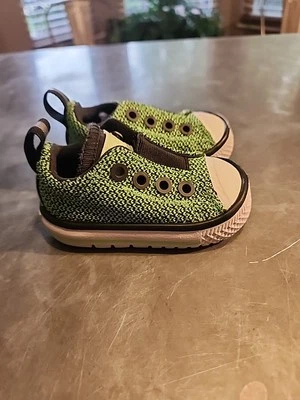 Zapatos sin cordones Converse verdes talla 2 para bebé niño pequeño Foto 1 de 4