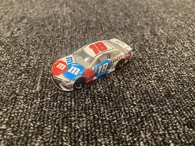 Toyota Camry 2018 Kyle Busch #18 M&M’s rojo blanco y azul 1:64 NASCAR fundido a presión Foto 1 de 4
