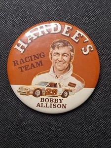 Nuevo de Lote Antiguo Bobby Allison 28 Car Hardee’s NASCAR Pinback Botón De Colección 4" - Imagen 1 de 2