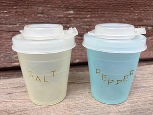 Vintage Tupperware Salz Pfefferstreuer Mini Midget blau & gelb Flip Top - Bild 1 von 2
