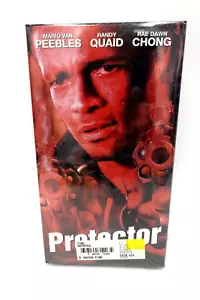 Protector VHS Mario Van Peebles Randy Quaid Rae Dawn Chong Cop Action Drama New - Foto 1 di 4