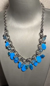 Meerblaue Halskette mit flachen meerblauen Perlen an einer silberfarbenen Kette mit Ohrringen - Bild 1 von 2