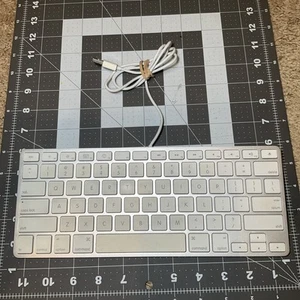 Clavier USB filaire compact Apple Mac fin aluminium modèle A1242 - Photo 1/11