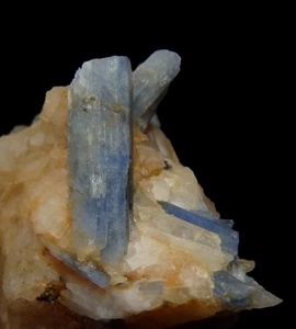 KYANITE crystals on QUARTZ --- NORTH MACEDONIA - Prilep - Chumovo /pm186 - Picture 1 of 15