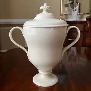 Vintage Wedgwood Creamware 13" Trofeo 2 Manici Vaso Urna con Coperchio Queensware c1950 - Foto 1 di 18