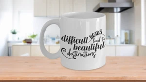 Schwierige Straßen führen zu schönen Reisezielen Inspirierender Kaffeebecher - Bild 1 von 3