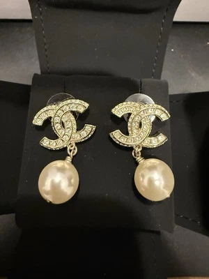 Pendientes de perlas de oro y crema CHANEL Foto 1 de 4