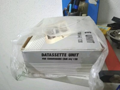 Datasette Per Commodore 64 & 128 Date Unit In Box Nuovo Con Garanzia Commodore  - Immagine 1 di 4