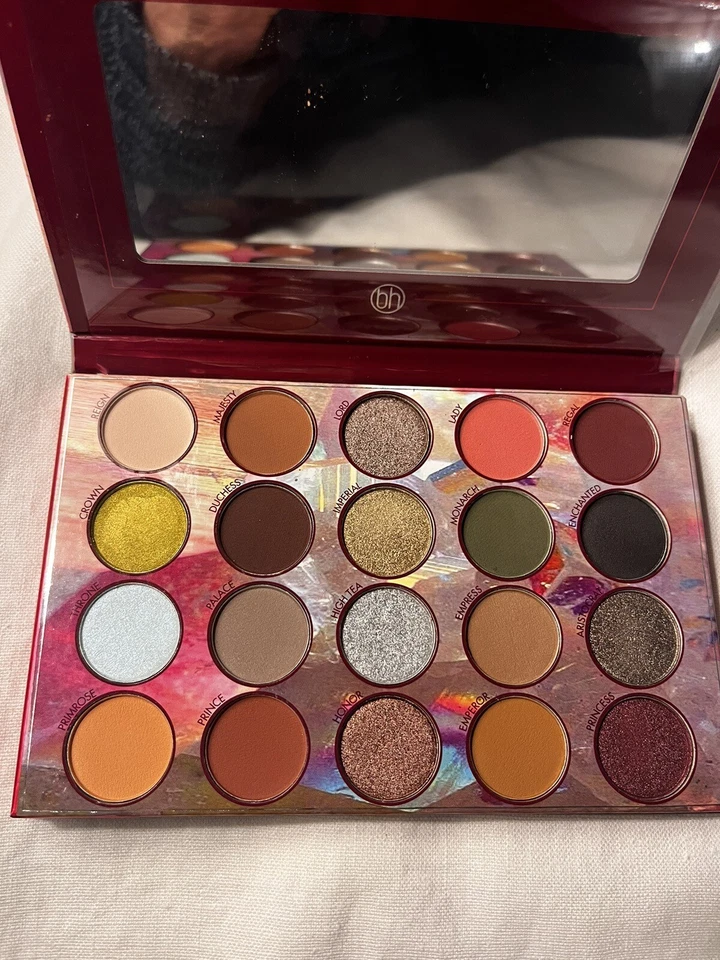 Sujetador Royal Affair Cosmetics 20 Colores Paleta de Sombras Foto 1 de 4