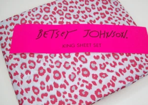 Juego de sábanas Betsey Johnson rojo rosado gris punto leopardo fácil cuidado king nuevo - Imagen 1 de 4