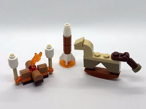 LEGO Calendario de Adviento - Fuego de Combate y Malvaviscos, Caballo Rocante y Cohete E2-155 - Imagen 1 de 8