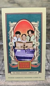 Mini tarjeta 2013 Panini Golden Age #41 The Three Stooges, anuncio de reverso verde sin precio base como nueva+ - Imagen 1 de 2