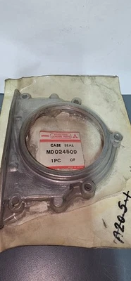 MD024509 Nuevo OEM Original Mitsubishi CAJA, CIGÜEÑAL SELLO DE ACEITE TRASERO... - Imagen 1 de 4