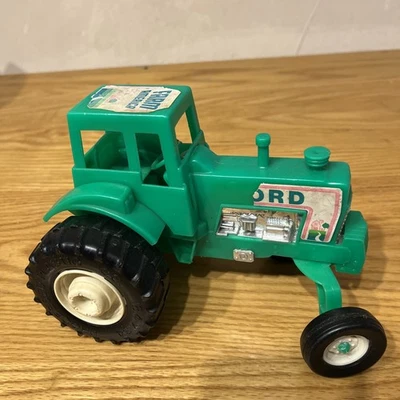 Tractor Ford Co plástico procesado de colección verde Foto 1 de 4
