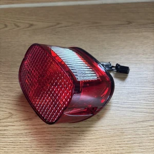 Conjunto de luz de freno de luz trasera roja genuina Harley Davidson SAE-3157K con bombilla - Imagen 1 de 10
