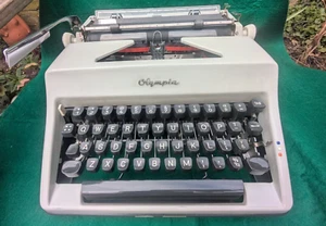 VINTAGE MADE IN GERMANY - OLYMPIA SM8 PORTABLE - ORIG.CASE - Picture 1 of 8