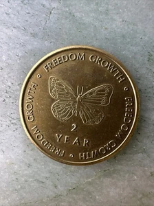 MONEDA MEDALLA MARIPOSA CRECIMIENTO LIBERTAD ORACIÓN SERENIDAD ALCOHÓLICOS, ANÓNIMOS 2 AÑOS - Imagen 1 de 6