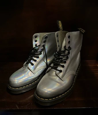 Botas de Combate Dr. Doc Martens MUJERES Talla 9 Plateadas Holográficas Iridiscentes PASCAL Foto 1 de 4