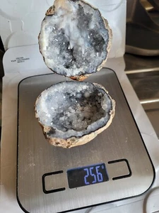 Whole Quartz Geode With Hinge. 256g Inner Crystal is sparkly ✨️and stunning. - Picture 1 of 5