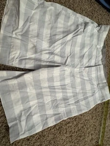 NIKE PANTALONCINI DA GOLF GRIGI BIANCHI A QUADRI - TAGLIA 36 NUOVI SENZA ETICHETTE - Foto 1 di 6