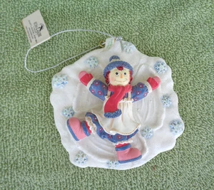 Ornamento Kurt S Adler - Raggedy Ann che fa un angelo delle nevi - resina 3 1/2" - Foto 1 di 3