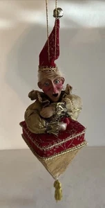 Payaso bufón emergente vintage Mark Roberts ~ adorno de caja oculta - Imagen 1 de 3