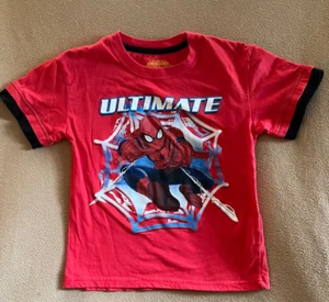 Jungen Marvel Ultimate Spiderman rotes kurzärmliges Shirt Größe 7 - Bild 1 von 1