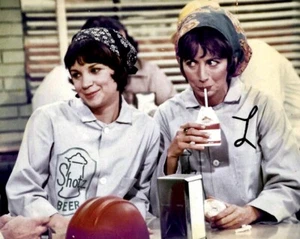 LAVERNE & SHIRLEY - PENNY MARSHALL - CINDY WILLIAMS 8x10 PHOTO - Picture 1 of 1