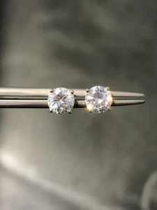 Pendientes de tachuelas redondos de diseño de zafiro blanco de 14 K 2,00 quilates dos veces con espalda - Imagen 1 de 12