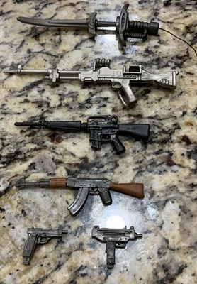 Lote de Armas de Juguete Rambo De Colección AK47 M16 Uzi Pistola Espada Más Años 80’s Sin Figura Foto 1 de 2