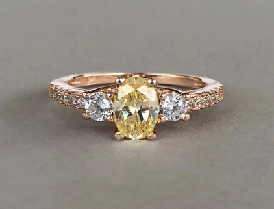 Anillo de compromiso de tres piedras de zafiro amarillo creado en laboratorio de 2 quilates enchapado en oro rosa de 14 k Foto 1 de 4