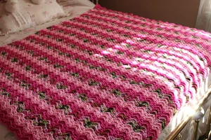 Coperta shabby cottage chic all'uncinetto a mano rosa afgano e verde 61 x 52 - Foto 1 di 2