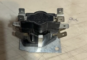 Lennox T-O-D 14SH22 Stacked Thermal Delay Relay 24 Volts 305886 - Picture 1 of 3