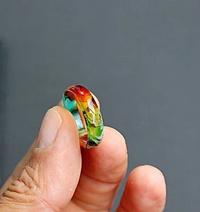 Anillo de cono de resina epoxi y pino, anillo transparente multicolor, regalo. - Imagen 1 de 12
